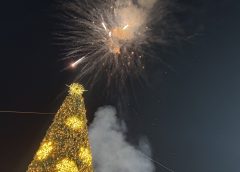 Σε γιορτινό κλίμα η φωταγώγηση του Χριστουγεννιάτικου Δέντρου στην Κεντρική Πλατεία